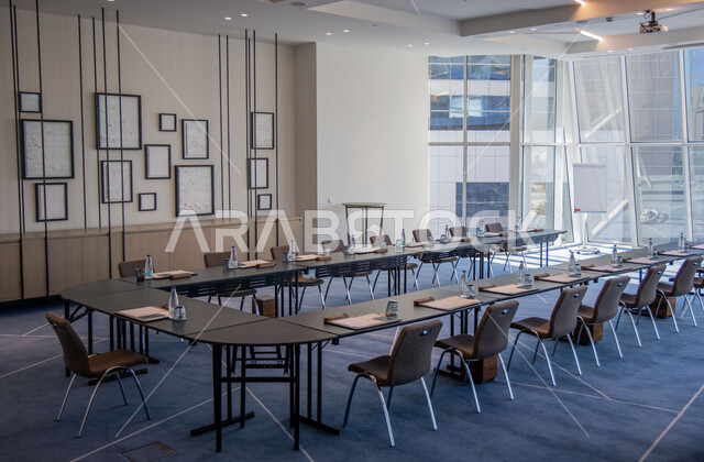 غرفة سفرة بتصاميم عصرية راقية، ديكورات داخلية حديثة لغرفة طعام, اثاث منزلي فاخر, الفن الهندسي المعماري للفنادق والمنتجعات المتميزة في المملكة العربية السعودية