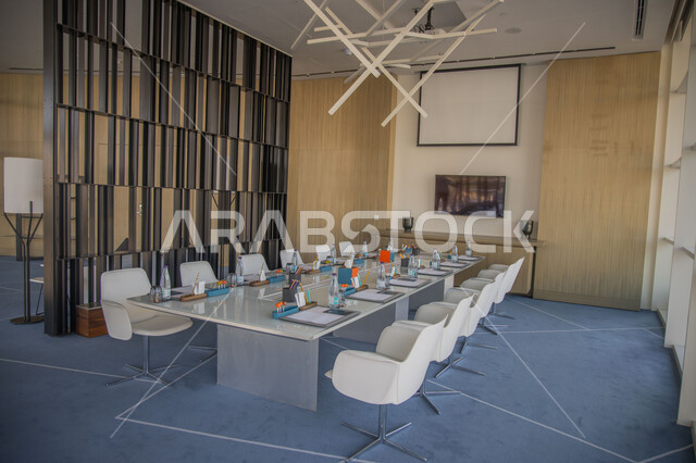 غرفة سفرة بتصاميم عصرية راقية، ديكورات داخلية حديثة لغرفة طعام, اثاث منزلي فاخر, الفن الهندسي المعماري للفنادق والمنتجعات المتميزة في المملكة العربية السعودية