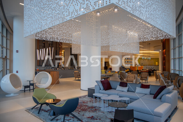 غرفة استقبال بتصاميم عصرية راقية، ديكورات داخلية حديثة للغرف, اثاث منزلي فاخر, الفن الهندسي المعماري للفنادق والمنتجعات المتميزة في المملكة العربية السعودية