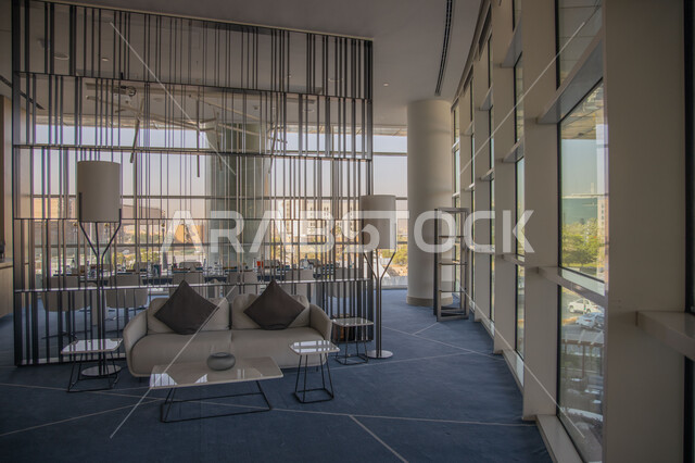 غرفة استقبال بتصاميم عصرية راقية، ديكورات داخلية حديثة للغرف, اثاث منزلي فاخر, الفن الهندسي المعماري للفنادق والمنتجعات المتميزة في المملكة العربية السعودية