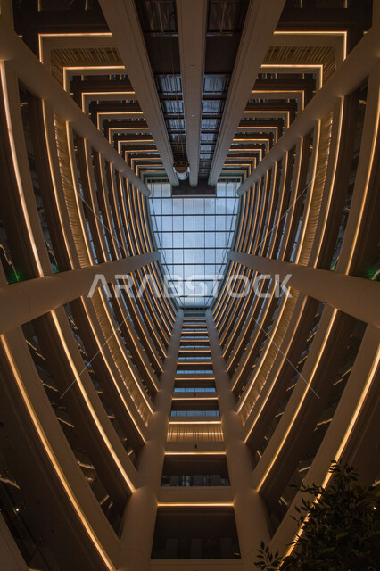 ديكورات داخلية حديثة للمباني, الفناء الداخلي بتصاميم عصرية راقية، طوابق وأقسام متعددة، الفن الهندسي المعماري للفنادق والمنتجعات المتميزة في المملكة العربية السعودية