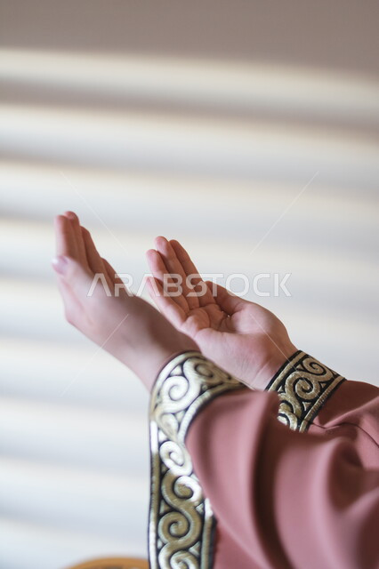  الإجتهاد في العبادة والحفاظ على الذكر، صورة مقربة لإيدي إمرأة عربية سعودية خليجية ترفع يديها وتدعو الله، إيماءات تدل على التوسل والتضرع, الطاعة والتقرب الى الله في شهر رمضان المبارك