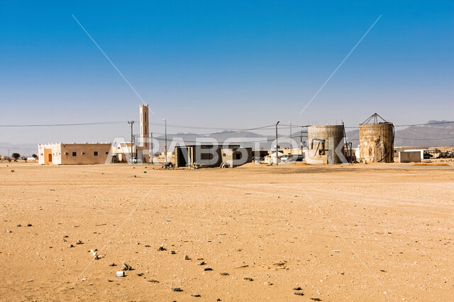 مقطورات بناء مهجورة في الصحراء على طريق مكة المكرمة شرق الخسرة، الطبيعة الصحراوية والأراضي القاحلة في المملكة، مسجد اسلامي في صحارى السعودية، مشهد السماء الزرقاء الصافية