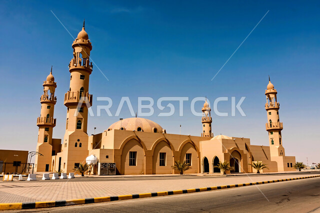 مسجد الأمير حمد بن سليمان بن جبرين في محافظة القويعية، الاهتمام بأماكن ومناطق السياحه السعوديه لجذب السياح من شتى أنحاء العالم, معالم دينيه اسلامية في المملكه العربيه السعوديه, التصميم المعماري القديم للمساجد التاريخيه في النهار