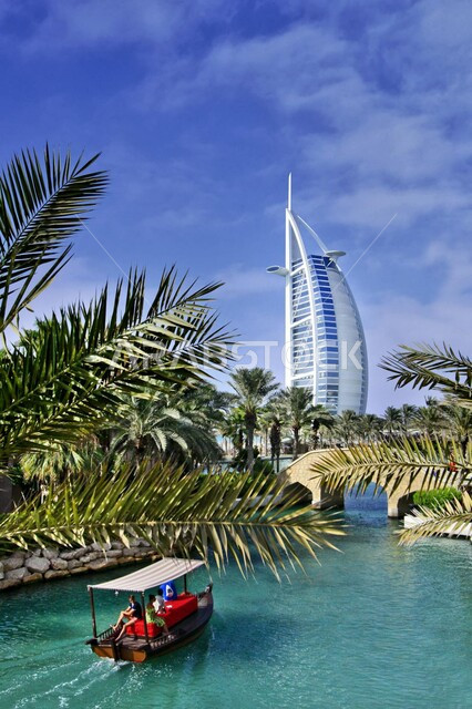 النمو والتطور العمراني على ساحل الخليج العربي، برج العرب في امارة دبي، الفن الهندسي المعماري للأبراج وناطحات السحاب، جذب واستقطاب السياح من انحاء العالم