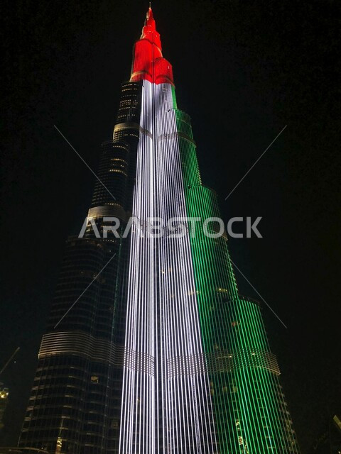 اضاءة برج خليفة في مدينة دبي بالون علم الامارات ليلا، الفن الهندسي المعماري للأبراج وناطحات السحاب، جذب واستقطاب السياح من انحاء العالم، النمو والتطور العمراني على ساحل الخليج العربي