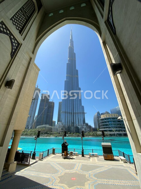 النمو والتطور العمراني على ساحل الخليج العربي، برج خليفة في مدينة دبي، الواجهة السياحية في الامارات العربية المتحدة، الفن الهندسي المعماري للأبراج وناطحات السحاب، جذب واستقطاب السياح من انحاء العالم