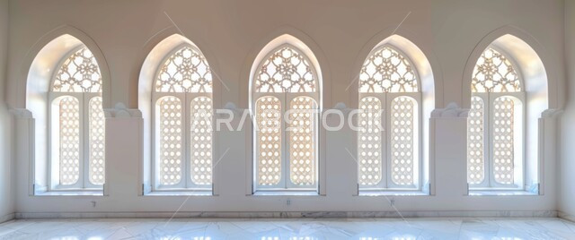 نوافذ بيضاء مزخرفة بنقوش مميزة في وقت النهار، الفنون والتصاميم الهندسية المعمارية على الطراز الاسلامي للمساجد الإسلامية، ديكورات داخلية فخمة