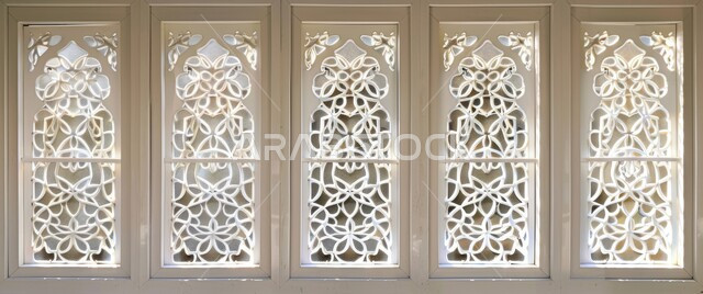 الفنون والتصاميم الهندسية المعمارية على الطراز الاسلامي للمساجد الإسلامية، ديكورات داخلية فخمة، نوافذ بيضاء مزخرفة بنقوش مميزة في وقت النهار