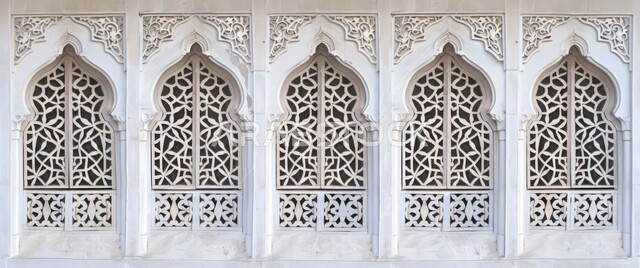 نوافذ بيضاء مزخرفة بنقوش مميزة في وقت النهار، الفنون والتصاميم الهندسية المعمارية على الطراز الاسلامي للمساجد الإسلامية، ديكورات داخلية فخمة
