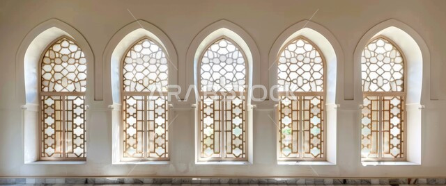 ديكورات داخلية فخمة، نوافذ بيضاء مزخرفة بنقوش مميزة في وقت النهار، الفنون والتصاميم الهندسية المعمارية على الطراز الاسلامي للمساجد الإسلامية