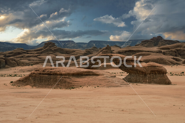 التكوينات والتشكيلات الصخرية في صحراء محافظة العلا، القمم والمرتفعات الجبلية وسط البيئة الرمليه، صخرة القوس الشهيرة في المناطق الصحراوية في المملكة العربيه السعودية، معالم اثرية تاريخية قديمة، اماكن سياحية طبيعية مشهورة