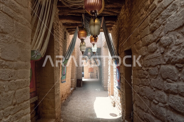 الفن الهندسي المعماري على الطراز القديم, البيوت والمنازل الطينية الشعبية التراثية التقليدية في بلدة العلا القديمة في النهار, العراقة والحضارة العربية الاصيلة, القرى السياحية العالمية في المملكة العربية السعودية