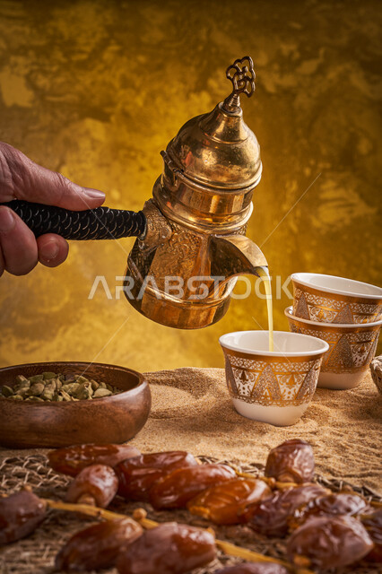 أصالة العادات والتقاليد الأصيلة, الاستمتاع بالمشروبات الساخنة, منتجات محلية وطنية، كرم الضيافة وحسن الاستقبال في المملكة العربية السعودية, طبق من التمر الخليجي الشهي بجانب دلة من القهوة العربية