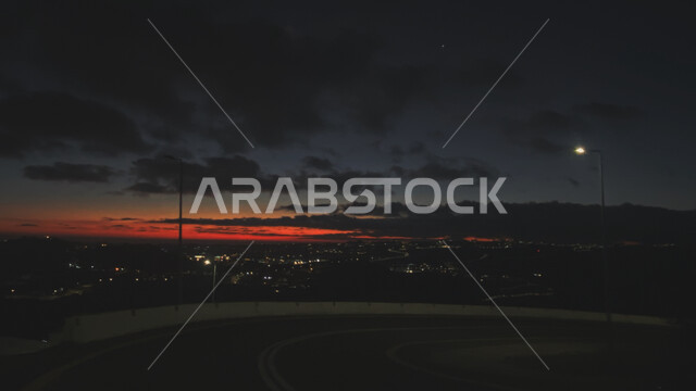 منظر الشفق الأحمر في السماء المليئة بالغيوم، الظلام  الدامس وقت الليل على مدينة الباحة ، صورة مقربه للشوارع المعبده وطرقات المدينه، الأماكن والمناطق السياحية المتنوعة في السعودية