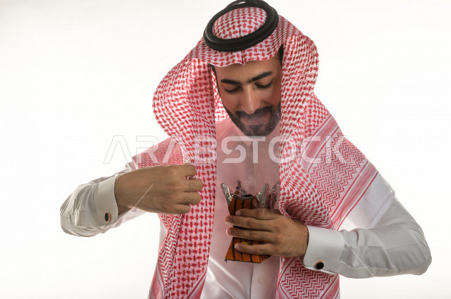 بورتريه لرجل عربي سعودي  يحمل حامل البخور( المبخرة ) ، استخدام خشب العود في المناسبات الاجتماعية و المناسبات الدينية ،  اصالة العادات و التقاليد في المملكة العربية السعودية ، التطيب و التعطر