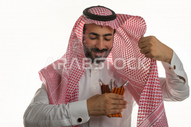 بورتريه لرجل عربي سعودي  يحمل حامل البخور( المبخرة ) ، استخدام خشب العود في المناسبات الاجتماعية و المناسبات الدينية ،  اصالة العادات و التقاليد في المملكة العربية السعودية ، التطيب و التعطر
