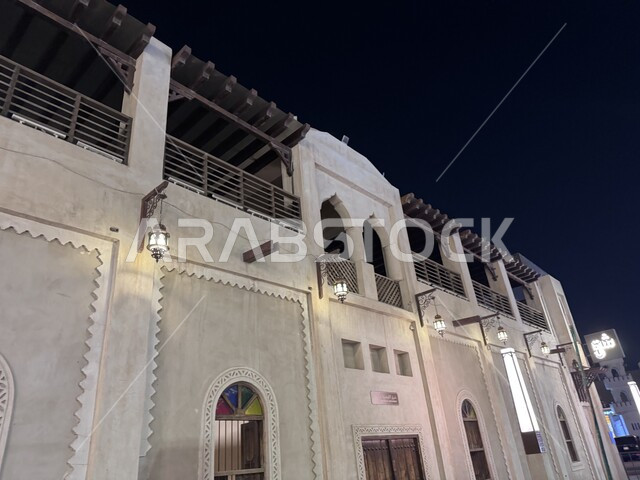 المباني والمحلات الطينية التقليدية، سوق القيصيرية الشعبي الأثري القديم في محافظة الإحساء في الليل, فن التصميم المعماري للأسواق التراثية, معالم سياحية مشهورة في المملكة العربية السعودية