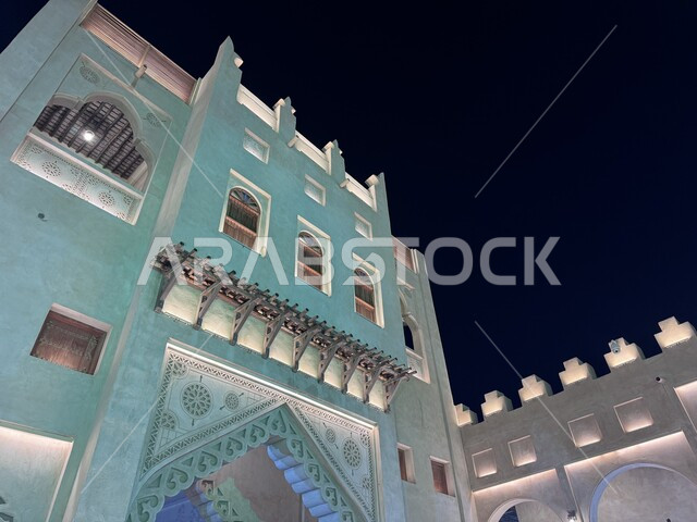  الفن الهندسي المعماري القديم، أسواق شعبية تقليدية، معالم تاريخية وأماكن اثرية سياحية في المملكة العربية السعودية، التصميم الخارجي لبوابة سوق القيصرية التراثي في محافظة الاحساء في الليل