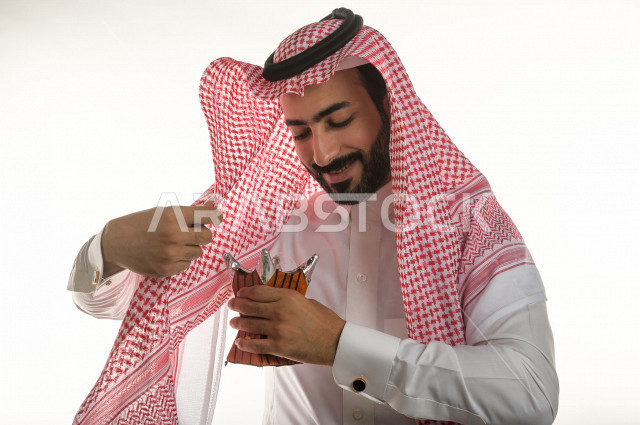 بورتريه لرجل عربي سعودي  يحمل حامل البخور( المبخرة ) ، استخدام خشب العود في المناسبات الاجتماعية و المناسبات الدينية ،  اصالة العادات و التقاليد في المملكة العربية السعودية ، التطيب و التعطر
