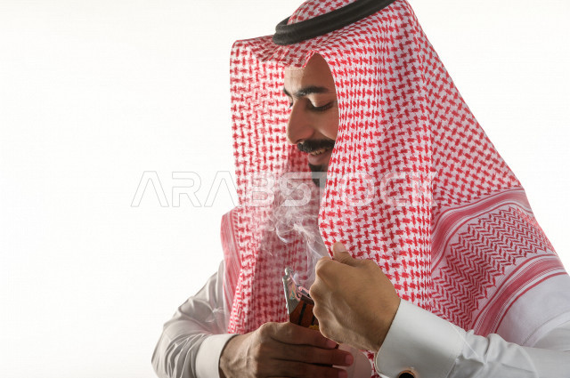 بورتريه لرجل عربي سعودي  يحمل حامل البخور( المبخرة ) ، استخدام خشب العود في المناسبات الاجتماعية و المناسبات الدينية ،  اصالة العادات و التقاليد في المملكة العربية السعودية ، التطيب و التعطر