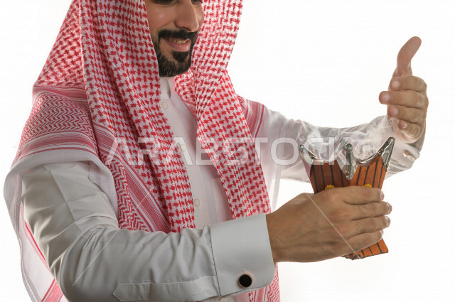 بورتريه لرجل عربي سعودي  يحمل حامل البخور( المبخرة ) ، استخدام خشب العود في المناسبات الاجتماعية و المناسبات الدينية ،  اصالة العادات و التقاليد في المملكة العربية السعودية ، التطيب و التعطر