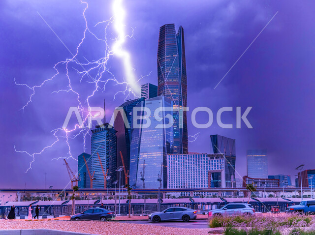  الكوارث والظواهر الطبيعية، الاجواء الشتوية في العاصمة، عاصفة رعدية تضرب مركز الملك عبد الله المالي ( كافد ) في مدينة الرياض بالمملكة العربية السعودية ليلا، الأبراج وناطحات السحاب المالية والاقتصادية