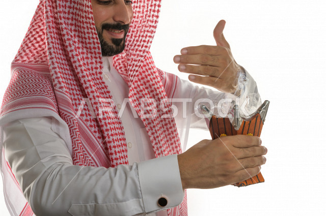 بورتريه لرجل عربي سعودي  يحمل حامل البخور( المبخرة ) ، استخدام خشب العود في المناسبات الاجتماعية و المناسبات الدينية ،  اصالة العادات و التقاليد في المملكة العربية السعودية ، التطيب و التعطر