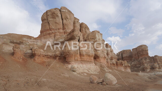 منظر الغيوم والسحب البيضاء في السماء، جبل القارة في النهار، القمم والمرتفعات الجبلية في مدينة الاحساء، المعالم التاريخية الأثرية القديمة في المملكة العربية السعودية، التضاريس الطبيعية والتكوينات والتشكلات الصخرية