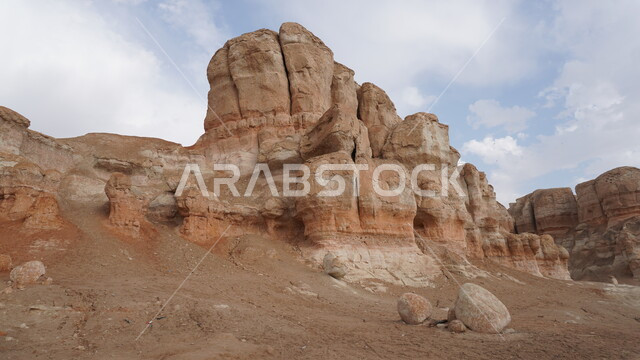 جبل القارة في النهار، منظر الغيوم والسحب البيضاء في السماء، القمم والمرتفعات الجبلية في مدينة الاحساء، المعالم التاريخية الأثرية القديمة في المملكة العربية السعودية، التضاريس الطبيعية والتكوينات والتشكلات الصخرية