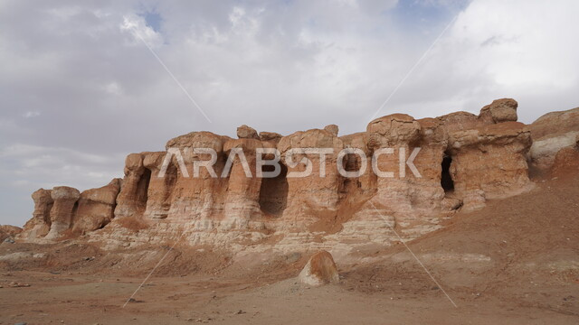 التضاريس الطبيعية والتكوينات والتشكلات الصخرية، المعالم التاريخية الأثرية القديمة في المملكة العربية السعودية، القمم والمرتفعات الجبلية في مدينة الاحساء، جبل القارة في النهار، منظر الغيوم والسحب البيضاء في السماء