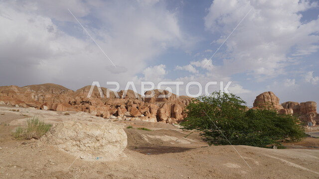 المعالم التاريخية الأثرية القديمة في المملكة العربية السعودية، القمم والمرتفعات الجبلية في مدينة الاحساء، جبل القارة في النهار، منظر الغيوم والسحب البيضاء في السماء، التضاريس الطبيعية والتكوينات والتشكلات الصخرية