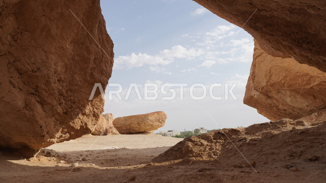 المعالم التاريخية الأثرية القديمة في المملكة العربية السعودية، القمم والمرتفعات الجبلية في مدينة الاحساء، جبل القارة في النهار، منظر الغيوم والسحب البيضاء في السماء، التضاريس الطبيعية والتكوينات والتشكلات الصخرية