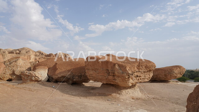 جبل القارة في النهار، منظر الغيوم والسحب البيضاء في السماء، القمم والمرتفعات الجبلية في مدينة الاحساء، المعالم التاريخية الأثرية القديمة في المملكة العربية السعودية، التضاريس الطبيعية والتكوينات والتشكلات الصخرية