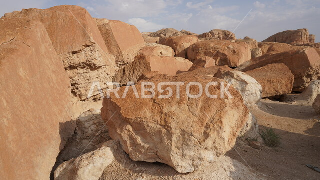 التضاريس الطبيعية والتكوينات والتشكلات الصخرية، المعالم التاريخية الأثرية القديمة في المملكة العربية السعودية، القمم والمرتفعات الجبلية في مدينة الاحساء، جبل القارة في النهار، منظر الغيوم والسحب البيضاء في السماء