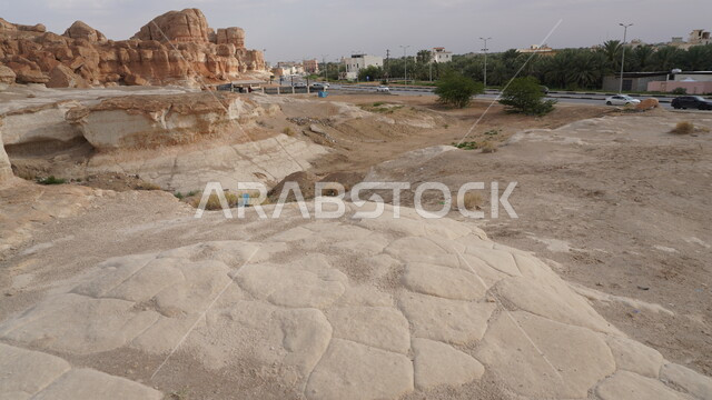 التكوينات والتشكلات الصخرية والتضاريس الطبيعية، المعالم التاريخية الأثرية القديمة في المملكة العربية السعودية، القمم والمرتفعات الجبلية في مدينة الاحساء، جبل القارة في النهار، منظر أشجار النخيل والنباتات الخضراء