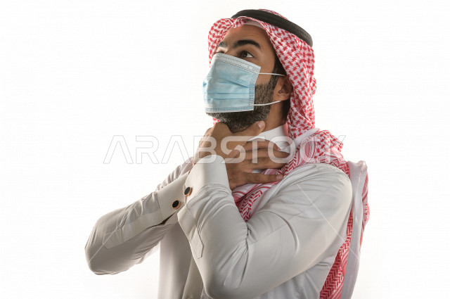 بورتريه لرجل سعودي خليجي غاضب و عابس   يرتدي الكمامة ، بإيماءات  يدين مختلفة  ، حركات يدين مختلفة ، خلفية بيضاء
