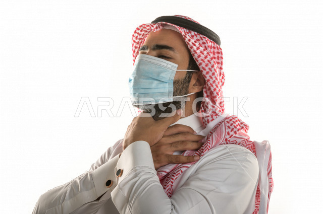 بورتريه لرجل سعودي خليجي غاضب و عابس   يرتدي الكمامة ، بإيماءات  يدين مختلفة  ، حركات يدين مختلفة ، خلفية بيضاء