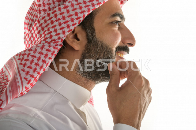 بورتريه لرجل عربي سعودي يختبر تولة من زيت العود العطري الفاخر على الجلد  ، العود العربي السعودي ، استخدام دهن العود في المناسبات الاجتماعية و المناسبات الدينية ،  اصالة العادات و التقاليد في المملكة العربية السعودية ، التطيب و التعطر