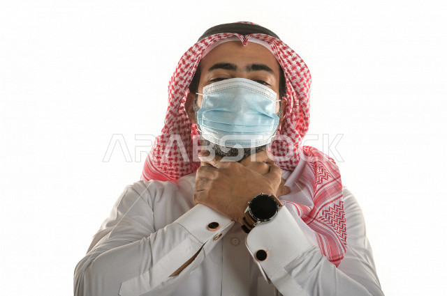 بورتريه لرجل سعودي خليجي غاضب و عابس   يرتدي الكمامة ، بإيماءات  يدين مختلفة  ، حركات يدين مختلفة ، خلفية بيضاء