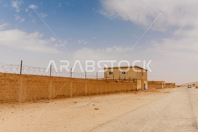 معسكر مهجور للجيش في خفس دغرة بالمملكة العربية السعودية، الفن الهندسي المعماري على الطراز القديم،  الطبيعة الصحراوية والأراضي القاحلة، منظر السماء المليئة بالغيوم