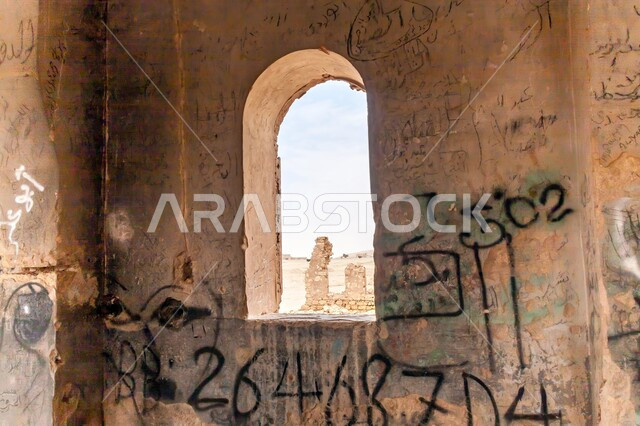 مبنى مهجورة ومتهالكة في خفس دغرة، صورة مقربة لنافذة بالجزء الداخلي من محطة تجميع ومعالجة مياه الأمطار، المناطق الأثرية في محافظة الدلم بالمملكة العربية السعودية