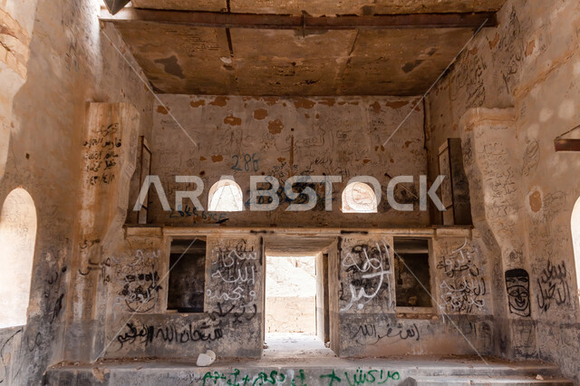 الجزء الداخلي من محطة تجميع ومعالجة مياه الأمطار، مبنى مهجورة ومتهالكة في خفس دغرة، المناطق الأثرية في محافظة الدلم بالمملكة العربية السعودية