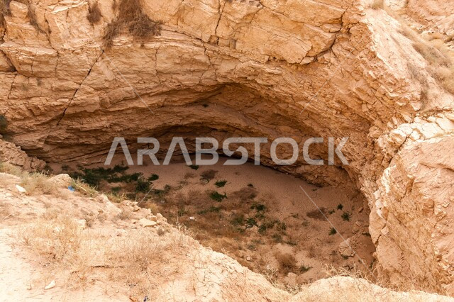 المناطق الأثرية في محافظة الدلم، حوض مياه الأمطار المتآكلة في صحراء خفس دغرة في المملكة العربية السعودية، التكوينات والتشكيلات الصخرية