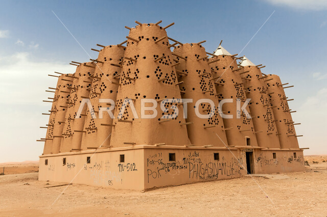 الفن الهندسي المعماري للمباني الطينية القديمة الخاصة بتربية الحمام، أبراج الحمام في المناطق الصحراوية في محافظة الدلم في مدينة الرياض، القمم والمرتفعات الجبلية، معالم اثرية تاريخية، اماكن سياحية في السعودية