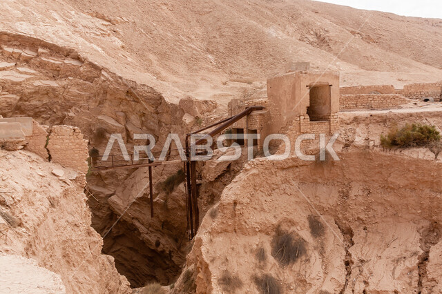 التكوينات والتشكيلات الصخرية، المناطق الأثرية في محافظة الدلم، حوض تجمع مياه الأمطار المتآكل في صحراء خفس دغرة في المملكة العربية السعودية