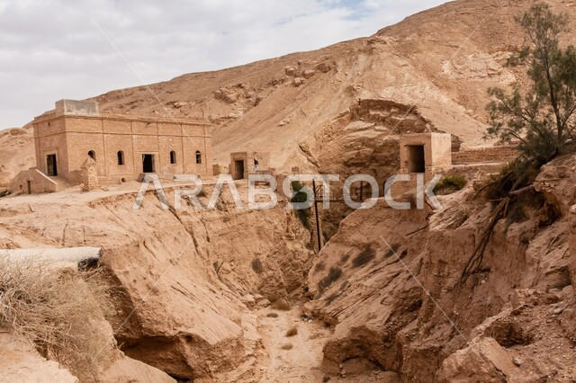 القمم والمرتفعات الجبلية، المباني المهجورة والمتهالكة في خفس دغرة، محطة تجميع ومعالجة مياه الأمطار، المناطق الأثرية في محافظة الدلم بالمملكة العربية السعودية، التكوينات والتشكيلات الصخرية