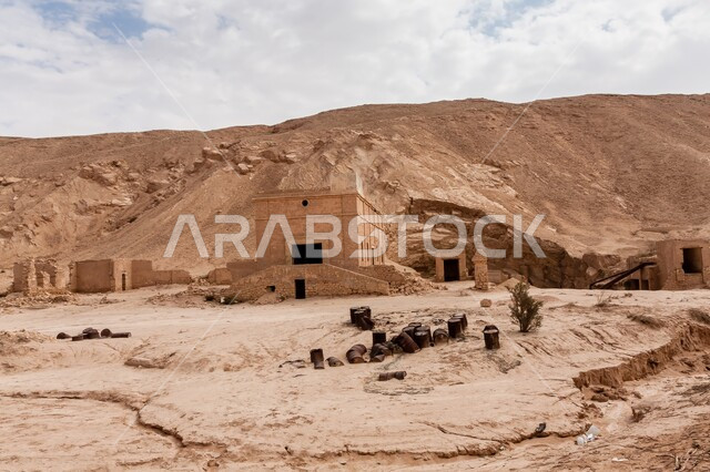 المباني المهجورة والمتهالكة في خفس دغرة، القمم والمرتفعات الجبلية، محطة تجميع ومعالجة مياه الأمطار، المناطق الأثرية في محافظة الدلم بالمملكة العربية السعودية، التكوينات والتشكيلات الصخرية