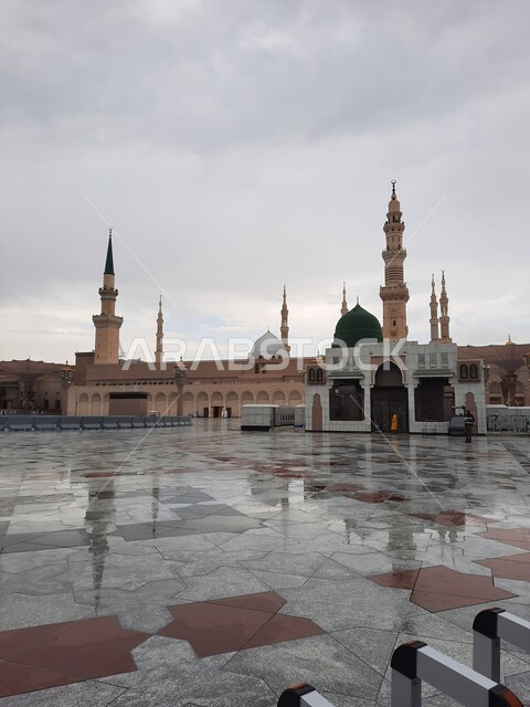 معالم اسلامية مشهورة في المملكة العربية السعودية, منظر السماء المليئة بالغيوم البيضاء في موسم هطول الأمطار, الساحة الخارجية للمسجد النبوي الشريف في المدينة المنورة, أماكن أداء العبادات والفرائض, العبادة والتقرب إلى الله تعالى