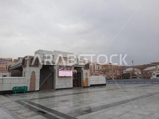 المظلات الالكترونية والمآذن في المجمع الخارجي للجامع, الفن الهندسي المعماري لبناء المساجد في المملكة العربية السعودية, الساحة الخارجية للمسجد النبوي الشريف في المدينة المنورة، العبادة والتقرب الى الله، معالم وأماكن إسلامية دينية مقدسة